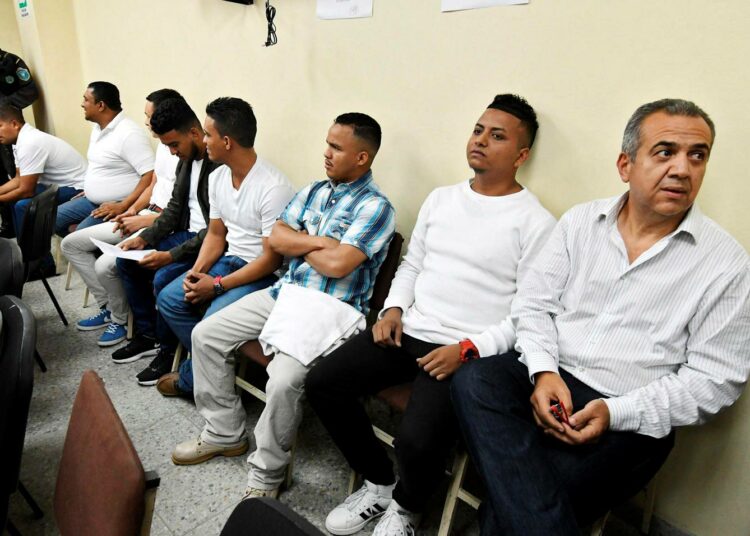 Syytettyjen penkki Tegucigalpan oikeudenkäynnissä. Oikealla Desa-yhtiön yhteisö- ja ympäristöjohtaja Sergio Ramón Rodríguez.