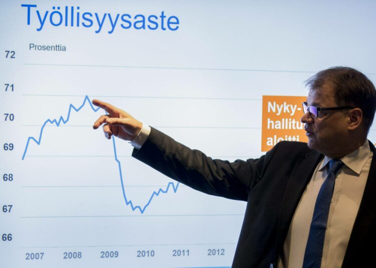 Liittojohtajat ovat pettyneitä pääministeri Juha Sipilän hallituksen työmarkkinapolitiikkaan. Kuvassa Sipilä esittelee työllisyysastetta medialle maaliskuussa 2018.