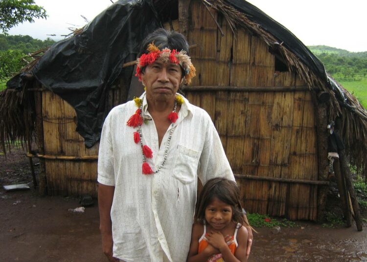 Guaraní-intiaani Hamilton Lopes asuu tyttärensä ja muun perheensä kanssa vaatimattomassa majassa kiistelyllä maalla Brasilian Mato Grosso do Sulin osavaltiossa Paraguayn rajalla.