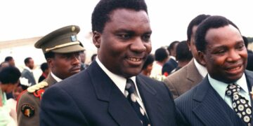 Ruandan presidentti Juvénal Habyarimana valtiovierailulla Yhdysvalloissa vuonna 1980. Presidentin lentokoneen alasampuminen käynnisti Ruandan kansanmurhan vuonna 1994.