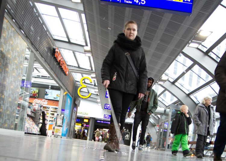 Vantaan Tikkurilan asema on suunniteltu näkövammaisia ajatellen. Lattiaan rakennetut kohoumat auttavat näkövammaista löytämään oikean suunnan.