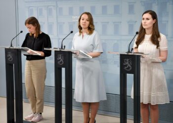 Opetusministeri Li Andersson, valtiovarainministeri Katri Kulmuni ja pääministeri Sanna Marin kertoivat lisäbudjetista tiistai-iltana.