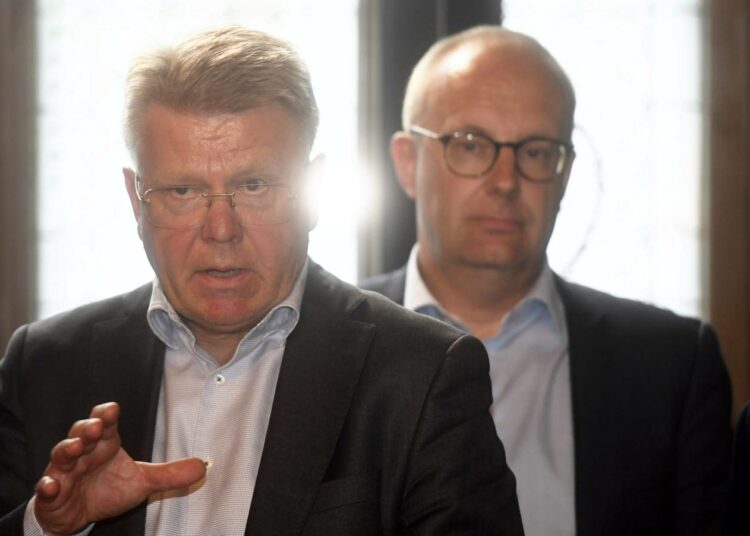 SAK:n puheenjohtaja Jarkko Eloranta (takana) syytti EK:n toimitusjohtajan Jyri Häkämiehen edustamia työnantajia sopimusyhteiskunnan ohjelmallisesta alasajosta.