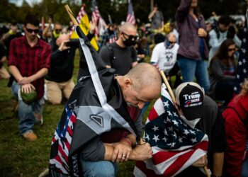 Presidentti Trumpilla on vahvoja sympatioita äärioikeistolaista Proud Boys -järjestöä kohtaan. Kuvassa kannattajia rukoilemassa Delta Parkisssa Portlandissa, Oregonissa 26. syyskuuta 2020.