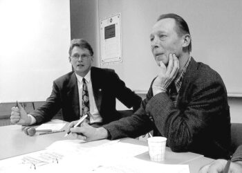 Keskustan kansanedustaja Matti Vanhanen esitteli vuonna 1998 työreformia Pirkanmaan Vasemmistoliiton ay-jaostolle. Oikealla jaoston tuolloinen puheenjohtaja Timo Mäkelä.