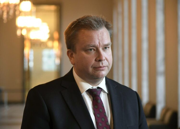 Puolustusministeri Antti Kaikkonen.