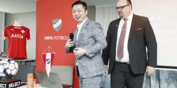 Lucas Jin Chang (vas.) hankki enemmistöomistuksen HIFK:n liigajalkapalloa pyörittävästä yhtiöstä keväällä 2019. Oikealla yhtiön toimitusjohtaja Christoffer Perret.