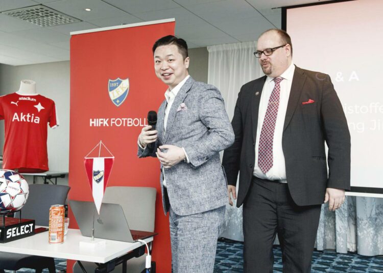 Lucas Jin Chang (vas.) hankki enemmistöomistuksen HIFK:n liigajalkapalloa pyörittävästä yhtiöstä keväällä 2019. Oikealla yhtiön toimitusjohtaja Christoffer Perret.