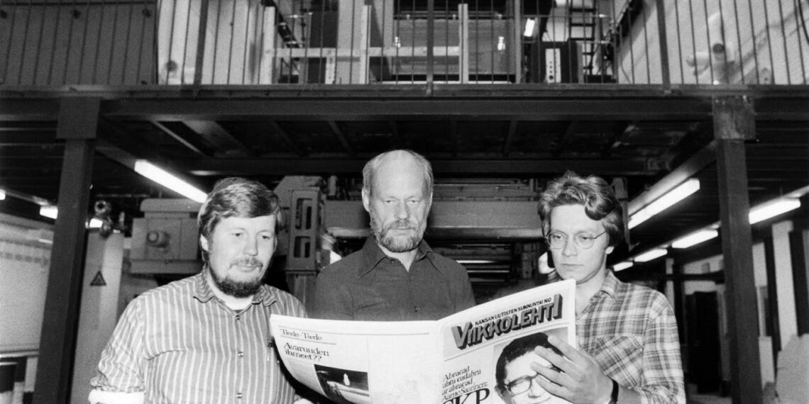Uutispäällikkö Jukka Parkkari (vas.), päätoimittaja Esa Ålander ja toimitussihteeri Matti Haapalainen pohtimassa tulevan lehden ulkoasua syyskuussa 1982.