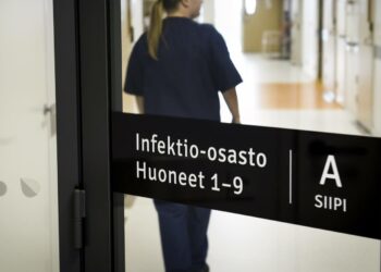 Hoitajien ja muiden julkisen sektorin työntekijöiden palkkakysymyksen ratkaisemiseen tarvitaan valtio mukaan, toteaa kansanedustaja Katja Hänninen.