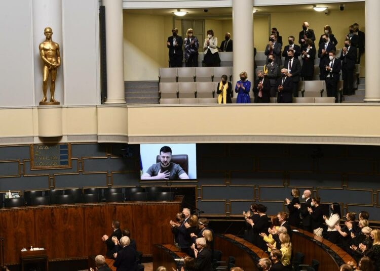 Ukrainan presidentti Volodymyr Zelenskyi puhui videoyhteyden välityksellä Suomen eduskunnalle perjantaina.