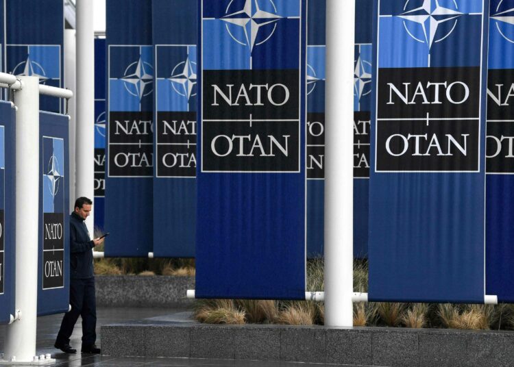 Vasemmistoliiton kannattajat suhtautuvat muita nihkeämmin Nato-jäsenyyteen, mutta myönteisiä on selvästi enemmän kuin kielteisiä.