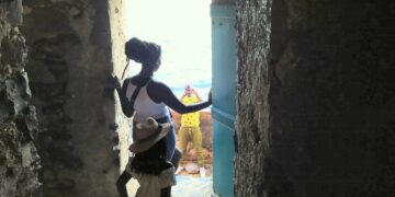 Yhdysvaltalaiset turistit ottivat kuvia Goreen saaren orjamuseon kuuluisalla ovella, jolta ei ollut paluuta.