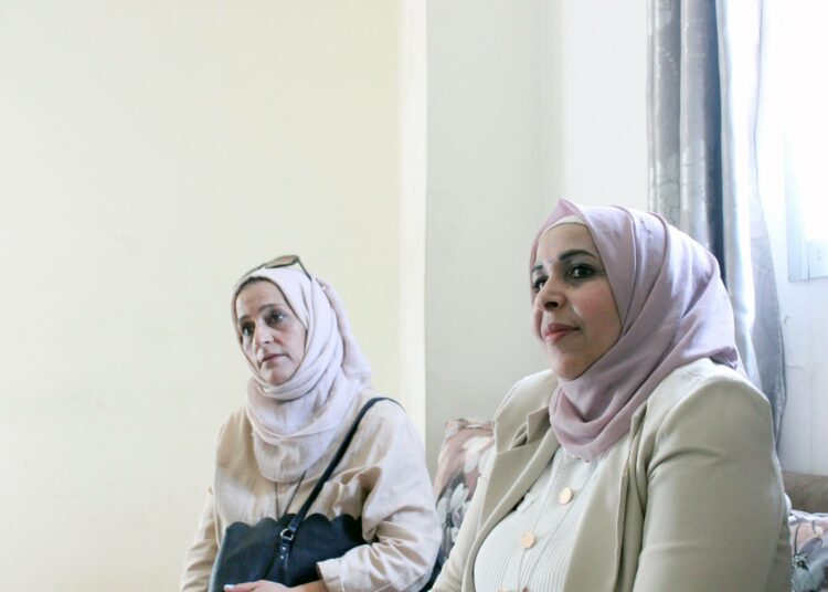 Sonia Issa (oik.) on työskennellyt Beddawin palestiinalaisleirissä sosiaalityöntekijänä ja sosiaalikeskuksen johtajana.