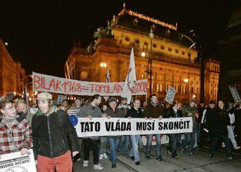 Yhdysvaltain Tshekkiin suunnittelemaa tutkatukikohtaa vastustava mielenosoitus Prahassa marraskuun puolivälissä.