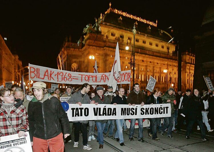 Yhdysvaltain Tshekkiin suunnittelemaa tutkatukikohtaa vastustava mielenosoitus Prahassa marraskuun puolivälissä.