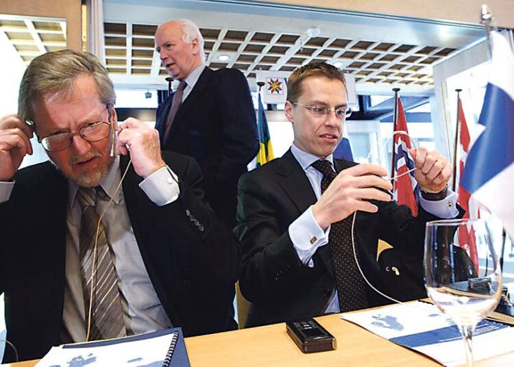 Norjan entisen ulkoministerin Thorvald Stoltenbergin (vas.) esitys Pohjoismaisesta yhteistyöstä Islannin ilmatilan valvonnassa sai ulkoministeri Alexander Stubbilta myönteisen vastaanoton.