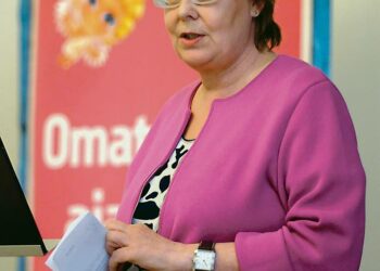 Annika Lapintie ei ole vakuuttunut siitä, että lahjoittajayrittäjille tarjottu illallinen oli viaton vaalikaronkka.