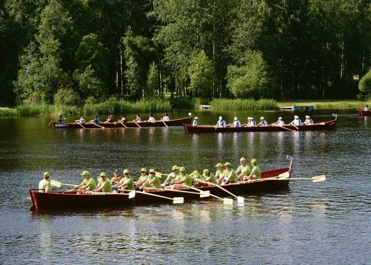 Kaunis kesäpäivä suosi Mommilanjärven soututapahtumaa.