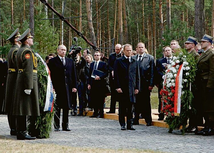 Pääministeri Vladimir Putin ja Donald Tusk esiintyivät rinta rinnan Katynin joukkomurhan muistotilaisuudessa.