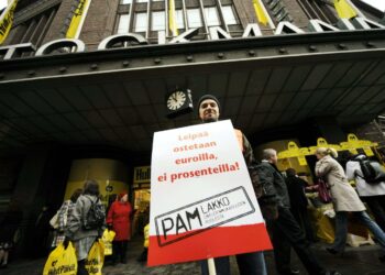 Stockmann pyöritti perjantaina Hulluja päiviään esimiesten ja tilapäistyöntekijöiden voimalla. Lakossa olevia myyjiä oli kymmenittäin ovilla jakamassa lentolehtisiä.