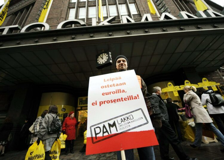 Stockmann pyöritti perjantaina Hulluja päiviään esimiesten ja tilapäistyöntekijöiden voimalla. Lakossa olevia myyjiä oli kymmenittäin ovilla jakamassa lentolehtisiä.