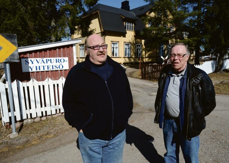 Mauri Poikeljärvi ja yleismiehenä Syväpuron yhteisössä työskentelevä Hannu Kokko.