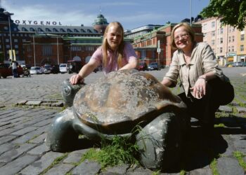 Vasemmistoliiton puoluesihteeriksi valitaan joko Sirpa Puhakka tai Reko Ravela Jyväskylän puoluekokouksessa.