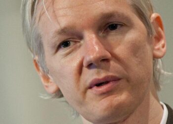 Julian Assangesta on ollut paljon harmia monelle hallitukselle ja yritykselle.  Hänen  perustamansa WikiLeaks-sivusto nousi otsikoihin viimeksi, kun siellä julkaistiin suuri määrä salaisia Afganistan-asiakirjoja.