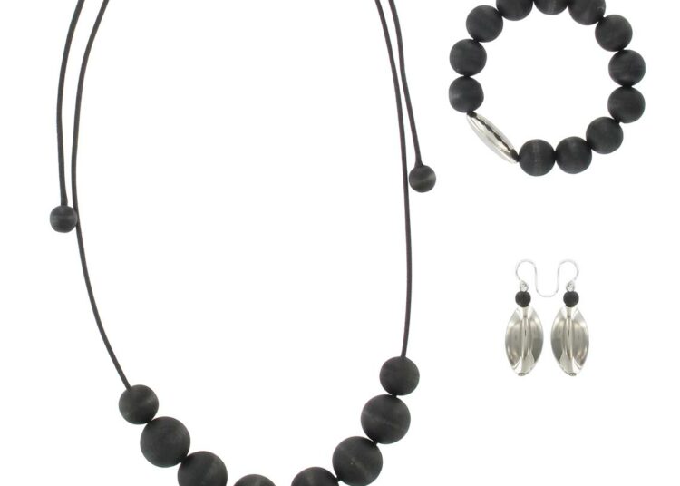 NYTKIS ry:n ja Aarikan Liekki -korusarja helmet symboloivat unelmaa väkivallattomasta yhteiskunnasta ja hopeansävyinen liekki vie ajatukset kynttilän valoon ja lämpöön.