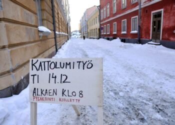 Näinä päivinä pudotellaan lumia Helsingin katoilta.