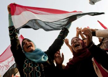 Egyptiläisiä juhlimassa Kairon Tahrir-aukiolla lauantaina, diktaattori Hosni Mubarakin kaatumista seuranneena päivänä.