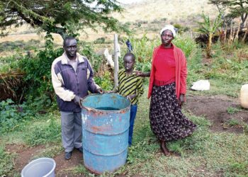 Jonah Rotich, Margaret Kipkoaren ja heidän 12-vuotias poikansa Mathew iloitsevat puhtaasta vedestä, joka on helpottanut perheen elämää monin tavoin.
