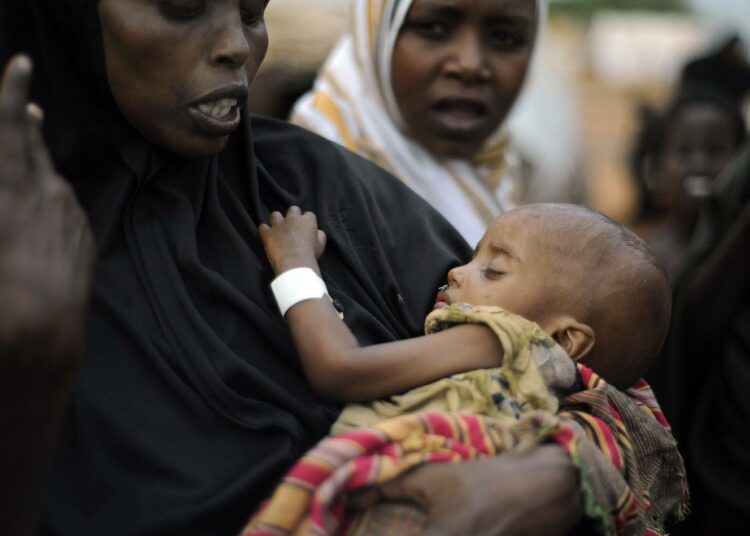 Somaliäiti ja lapsi Dadaabin pakolaisleirillä, Keniassa.