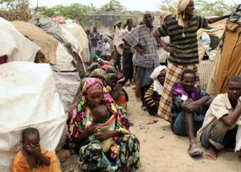 Somalian eteläosasta tulleita nälkäpakolaisia väliaikaisleirillä Mogadishussa. Kuvan leiri ei liity suoraan artikkeliin.