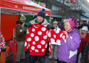 Paula Kumpulainen luovutti Arhinmäelle edellisiltana ompelemansa aikuisten että lasten kokoa olevat pallopaidat.