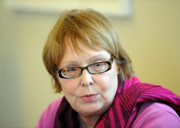 Annika Lapintie muistutti, että Suomen nykyhallituksen tilanne ongelmamaiden auttamisessa on parempi kuin edellisen hallituksen aikana.