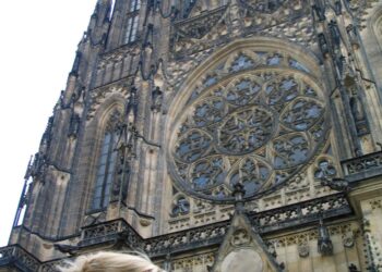 Prahan Pyhän Vituksen katedraali 1300-luvulta tavoittelee taivaita. Täältä alkoi 30-vuotinen uskonsota vuonna 1618.