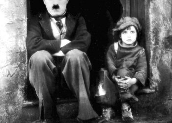 Chaplinin poika on tunteisiin vetoava klassikko kulkurista, joka ottaa huos-taansa kodittoman pikkupojan. Kuvassa Charles Chaplin ja Jackie Coogan.