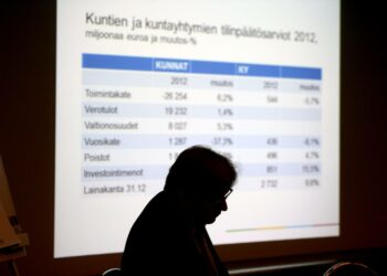 Suomen Kuntaliiton toimitusjohtaja Kari-Pekka Mäki-Lohiluoma esitteli ennakkotietoja kuntien tilinpäätösarvioista.