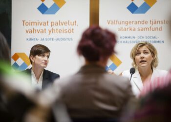 Peruspalveluministeri Susanna Huovinen ja hallinto- ja kuntaministeri Henna Virkkunen Muutos on mahdollisuus - Kunta- ja sote-rakenteet muutoksessa -seminaarin tiedotustilaisuudessa Helsingissä tiistaina