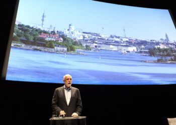 Guggenheim-säätiön pääjohtaja Richard Armstrong esiintyi museohanketta koskevassa tiedotustilaisuudessa tiistaina.