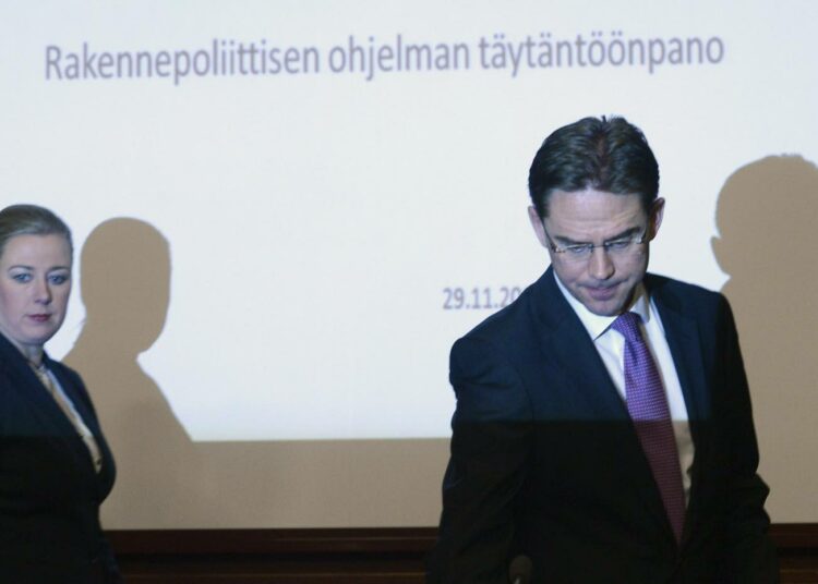 Valtiovarainministeri Jutta Urpilainen ja pääministeri Jyrki Katainen esittelivät rakennepoliittisen ohjelman täytäntöönpanoa tiedotustilaisuudessa perjantaina 29. marraskuuta.