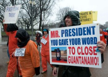 Presidentti Barack Obamaa muistutettiin petetystä lupauksesta Washingtonissa 11. tammikuuta, jolloin tuli kuluneeksi 12 vuotta siitä, kun ensimmäiset ”terrorismin vastaisen sodan” pidätetyt tuotiin Guantánamoon.