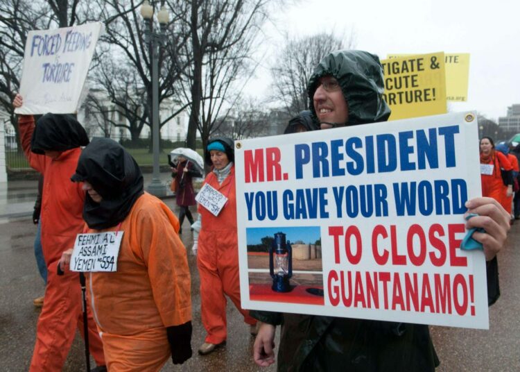 Presidentti Barack Obamaa muistutettiin petetystä lupauksesta Washingtonissa 11. tammikuuta, jolloin tuli kuluneeksi 12 vuotta siitä, kun ensimmäiset ”terrorismin vastaisen sodan” pidätetyt tuotiin Guantánamoon.
