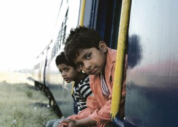 Slummien miljonääri -elokuvan koskettava kasvutarina käynnistyy, kun Mumbain slummeissa kasvanut Jamal (Dev Patel) on voittamaisillaan Intian Haluatko miljonääriksi? -kilpailun pääpalkinnon.
