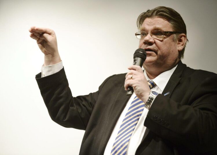Timo Soini uuden kirjansa julkistamistilaisuudessa torstaina 3.4.