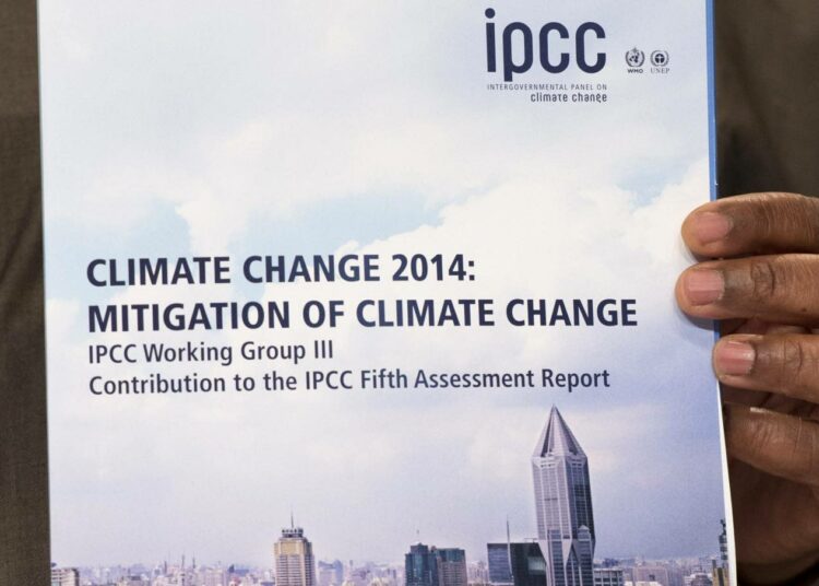 Uusin IPCC-raportti julkistettiin sunnuntaina Berliinissä. Maailmanlaajuinen lämpeneminen on mahdollista pysäyttää YK:n tavoittelemaan kahteen asteeseen, jos ilmastopäästöjä onnistutaan vähentämään 40– 70 prosenttia vuoteen 2050 mennessä etenkin energiantuotannossa, raportissa todetaan.