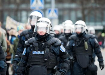 Mellakkavarusteisiin pukeutunut poliisi on aina myös vallanmerkki, joka omalla olemuksellaan voi provosoida esimerkiksi juuri anarkisteja radikalisoimaan toimintaansa entisestään.