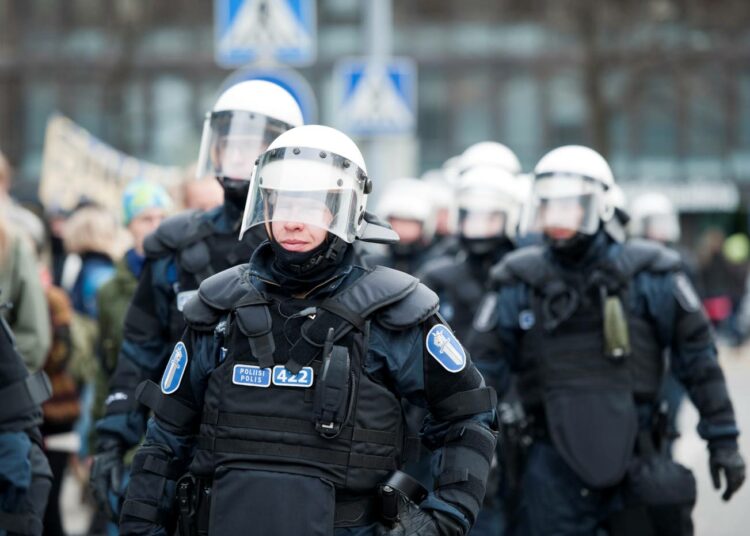Mellakkavarusteisiin pukeutunut poliisi on aina myös vallanmerkki, joka omalla olemuksellaan voi provosoida esimerkiksi juuri anarkisteja radikalisoimaan toimintaansa entisestään.